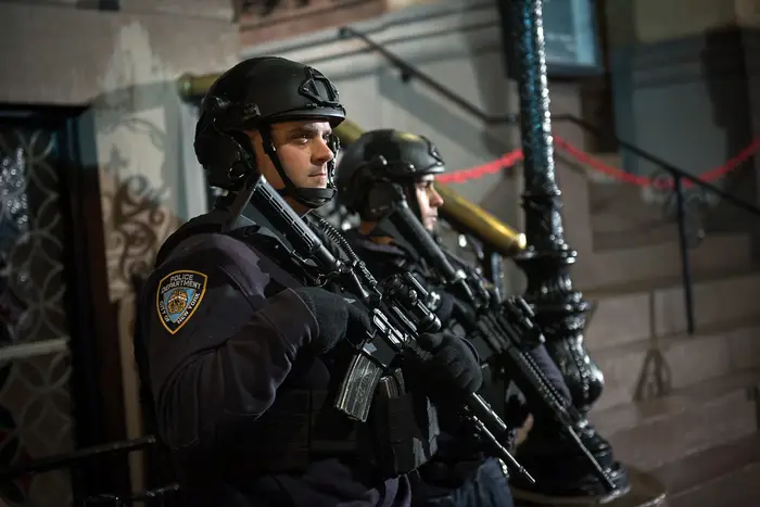 NYPD officers with automatic rifles in 2018